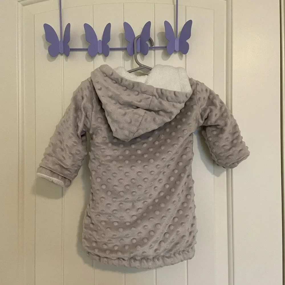 EUC | Blankets & Beyond baby fuzzy robe — 12 months+‎